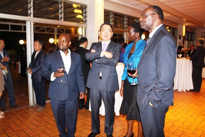 Minisitiri w'Urubyiruko n'Ikoranabuhanga, Jean Philbert Nsengimana na Minisitiri w'Ubucuruzi n'Inganda Kanimba bitabiriye imukrika ry'ubugeni