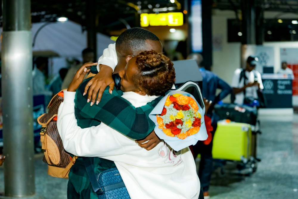 Umuryango wa Gafishi ubwo wajyaga kumwakira ku kibuga cy'indege i Kanombe