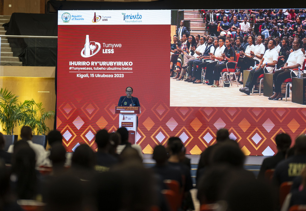 Madamu Jeannette Kagame yagaragaje ko gukorera hamwe no kumva neza isoko y’ikibazo cyo kubatwa n'inzoga kuva mu mizi yacyo bizafasha kuvuguta umuti ukora kandi ukiza