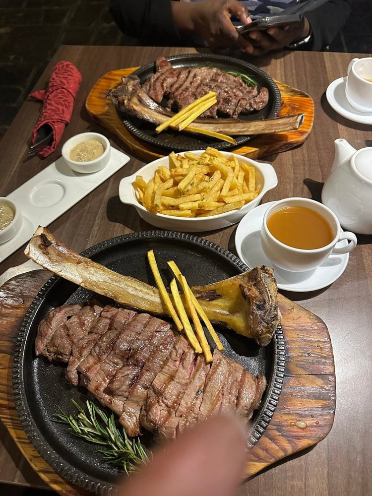Main course ni ifunguro nyamukuru ari byo akenshi tugenda dushaka kurya muri restaurant