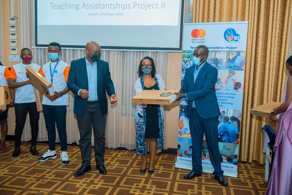 Umuyobozi wa MasterCard Foundation, uwa REB n'uwa IEE Rwanda bashyikiriza mudasobwa abunganira abarimu