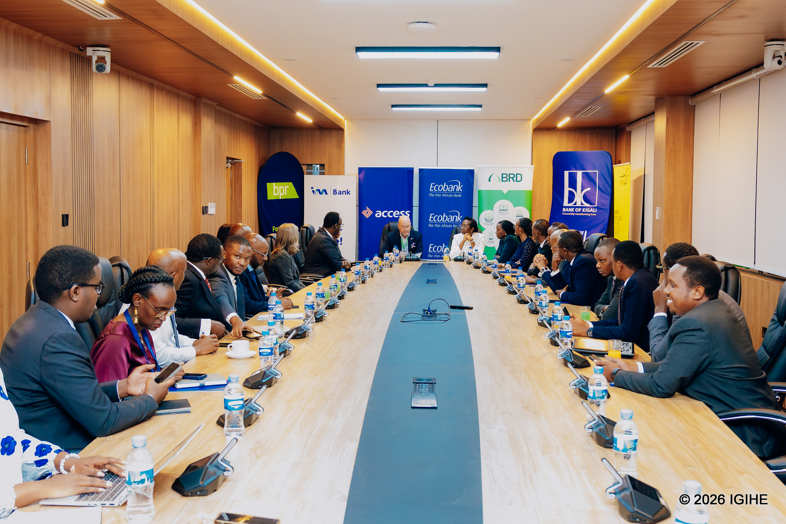 Abayobozi ba Banki ya Kigali, BPR Bank Rwanda Plc, Banki y’Amajyambere y’u Rwanda (BRD), I&M Bank Rwanda, Ecobank na Access Bank Rwanda n'aba Paradigm Tower Ventures baganiriye ku gufatanya kugura iminara irenga 1400 yo mu Rwanda