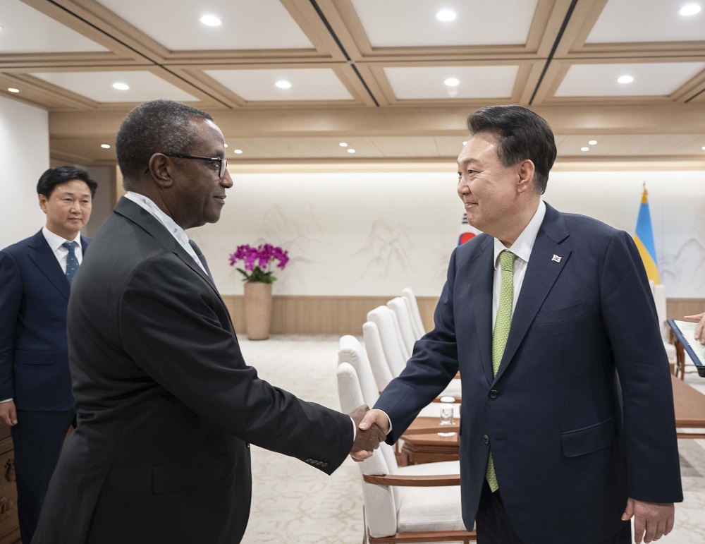 Perezida Yeol ubwo yasuhuzaga Minisitiri Biruta