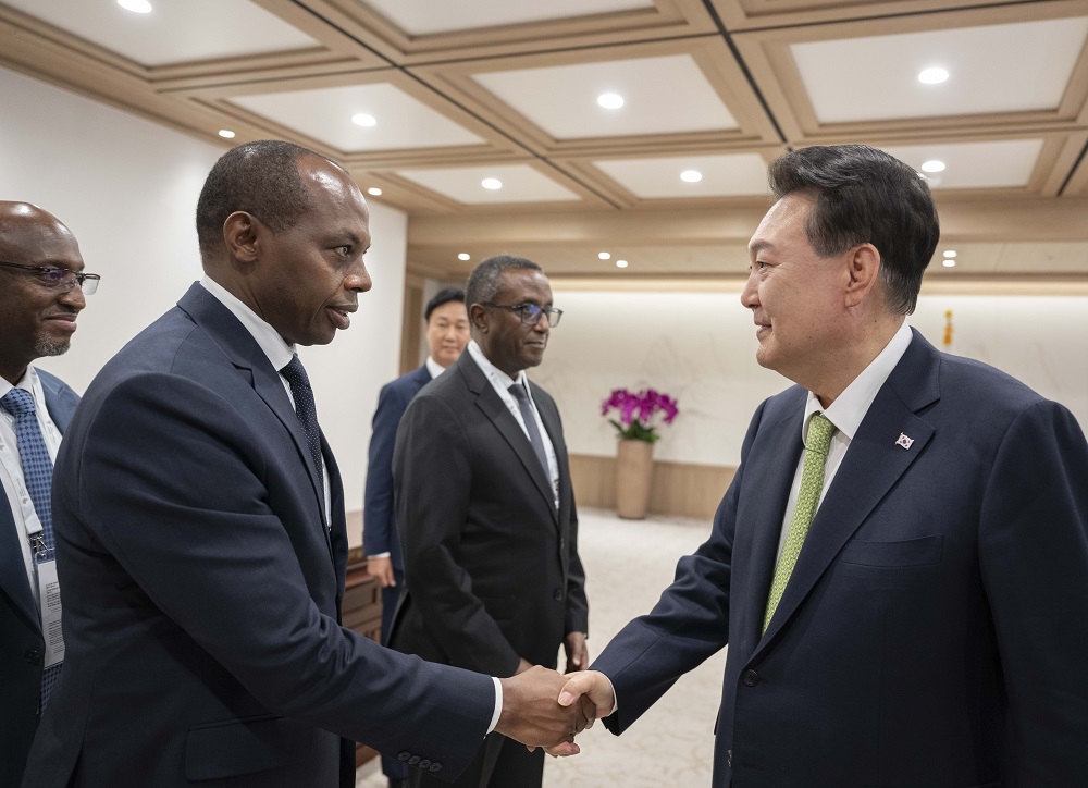 Mu bayobozi baherekeje Perezida Kagame harimo Minisitiri Biruta na Francis Gatare uyobora RDB