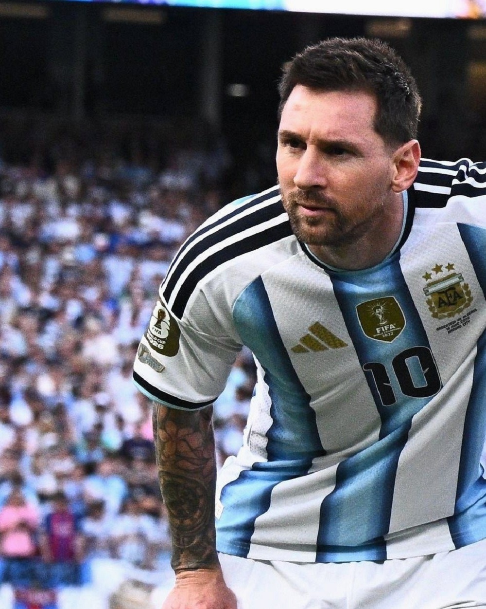 Ku mwambaro wa Argentine hariho inyenyeri eshatu zigaragaza inshuro iyi kipe yatwaye irushanwa, Lionel Messi uyikinira akagira n'ibindi birango bibiri by'uko yabaye umukinnyi mwiza
