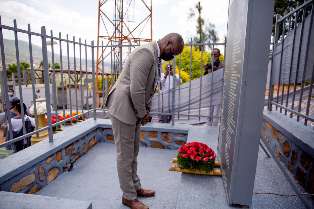 Umuyobozi w’Umujyi wa Kigali, Rubingisa Pudence, yunamiye abakirisitu ku rwibutso ruri kuri ADEPR Muhima