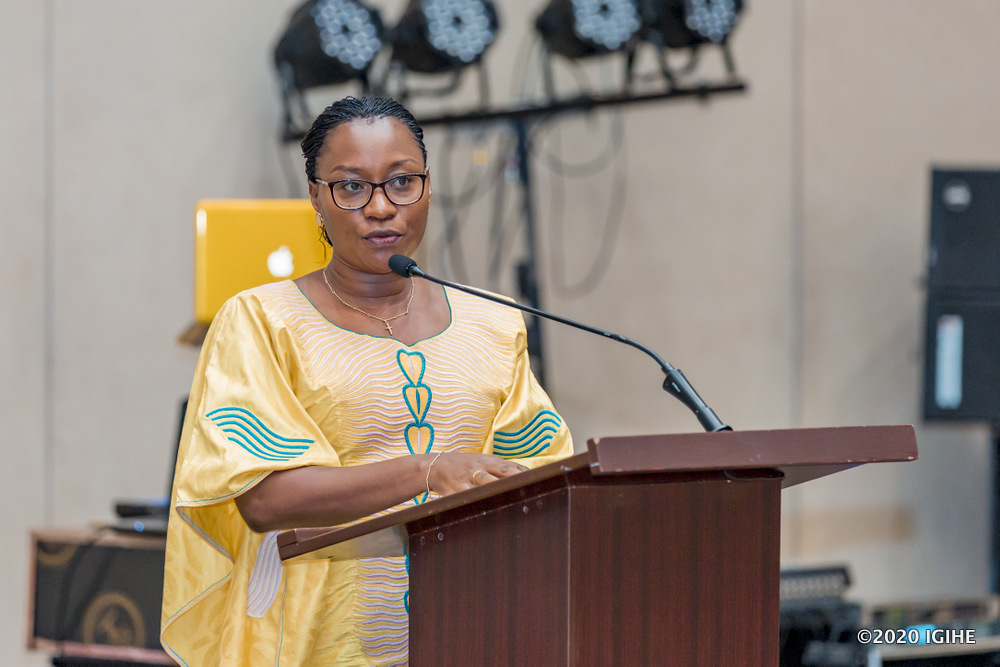 Minisitiri Bayisenge Jeannette yagaragaje ko kuba umubare w'abakobwa biga amasomo y'ubumenyingiro ukiri muto biri mu bitera kuba n'umubare w'abakora muri uru rwego uguma hasi