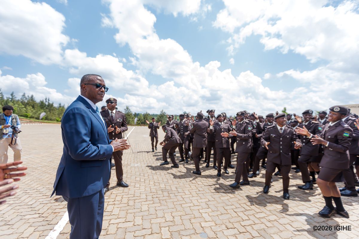 Minisitiri Biruta yishimanye n'abofisiye bato basoje amahugurwa