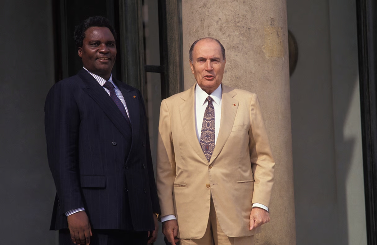 Perezida Mitterand na Juvenal Habyarimana bari nk'umubyeyi n'umwana
