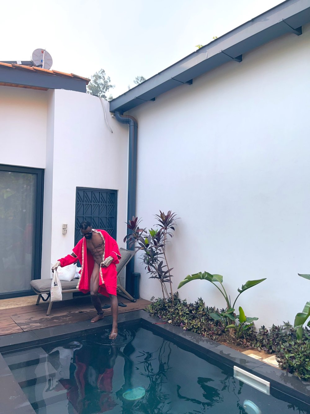 Turahirwa Moses aherutse kongera gushyira ku mbuga nkoranyambaga amafoto yambaye ubusa