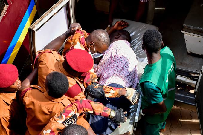 Umuganga yavuye mu cyumba Besigye arwariyemo mu Bitaro bya Mulago ahita atabwa muri yombi