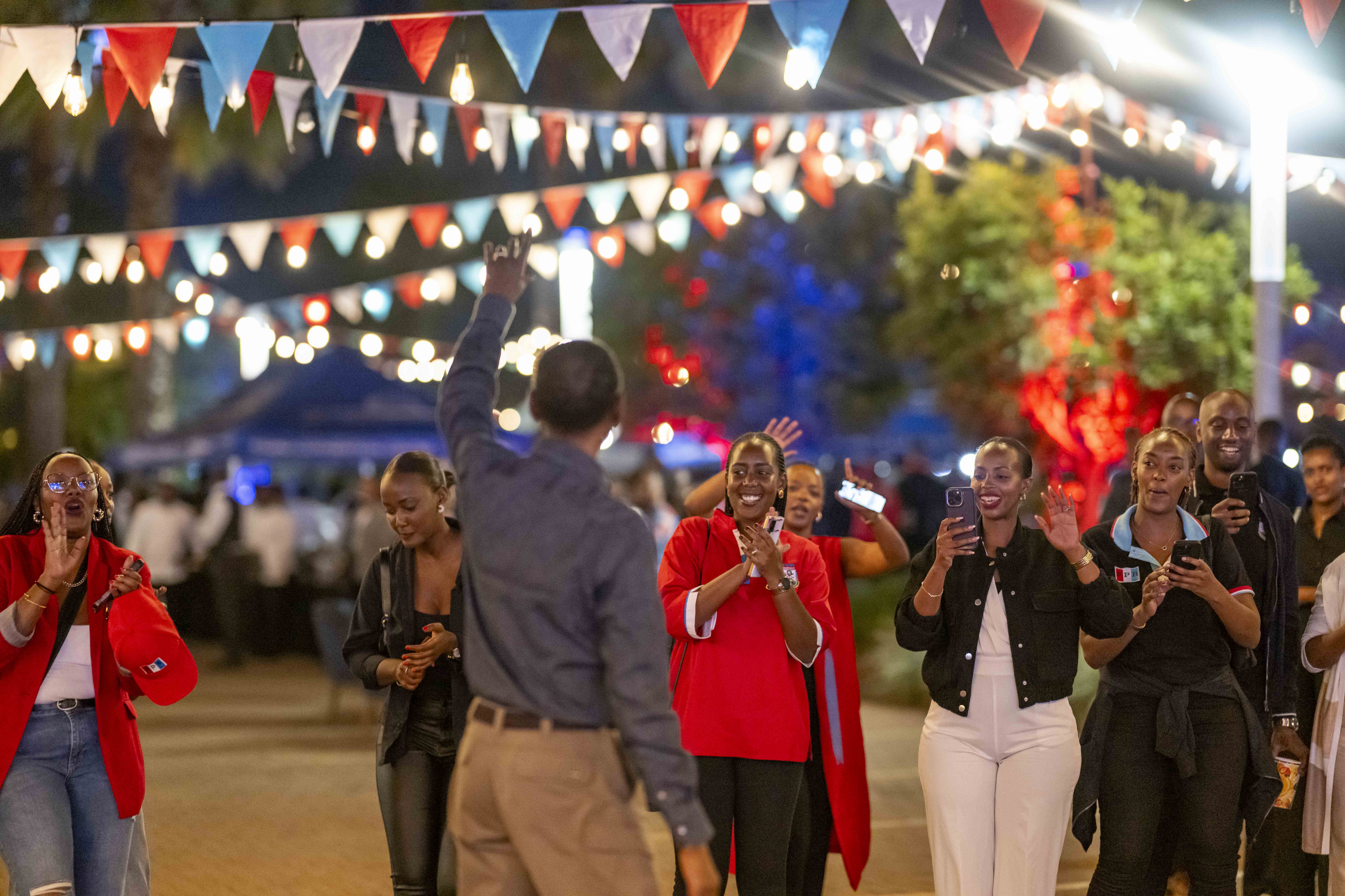 Perezida Kagame amaze kugera ku Intare Arena agiye kwifatanya n'Abanyamuryango ba FPR Inkotanyi gutegereza iby'ibanze byavuye mu matora
