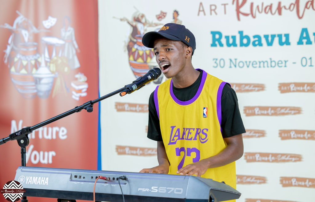 Ndahiro Dieudonné afite ubuhanga bwo kuririmba rap anicurangira piano