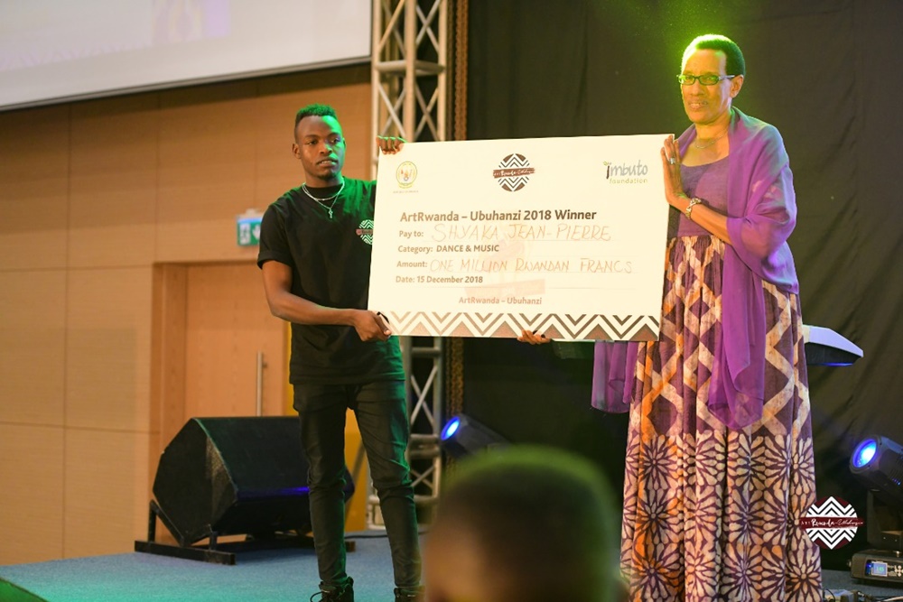 Nganzo yahembwe miliyoni 1 Frw nyuma yo gutsinda mu irushanwa rya Art Rwanda-Ubuhanzi