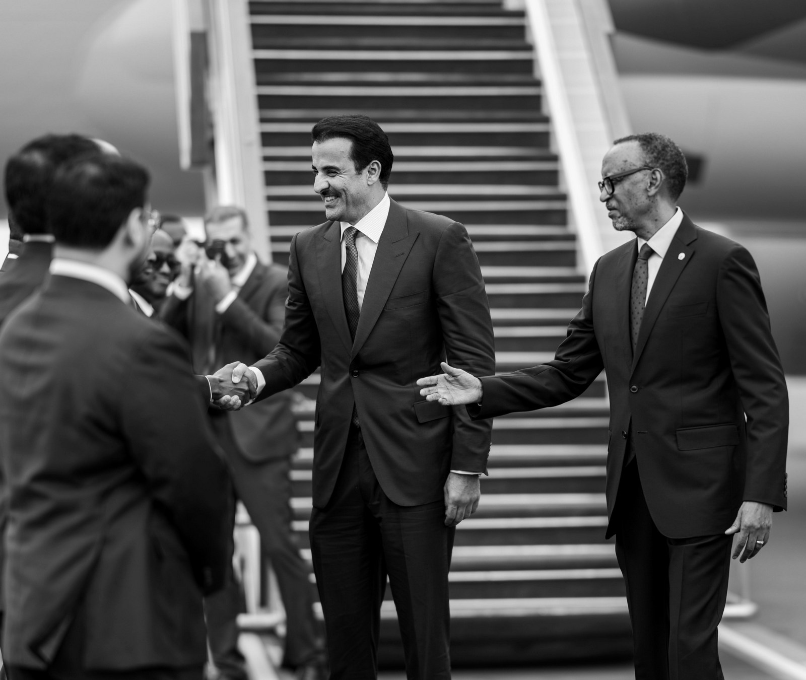 Perezida Kagame yereka Emir wa Qatar itsinda ry'abayobozi batandukanye ryagiye kumuha ikaze ku kibuga cy'indege