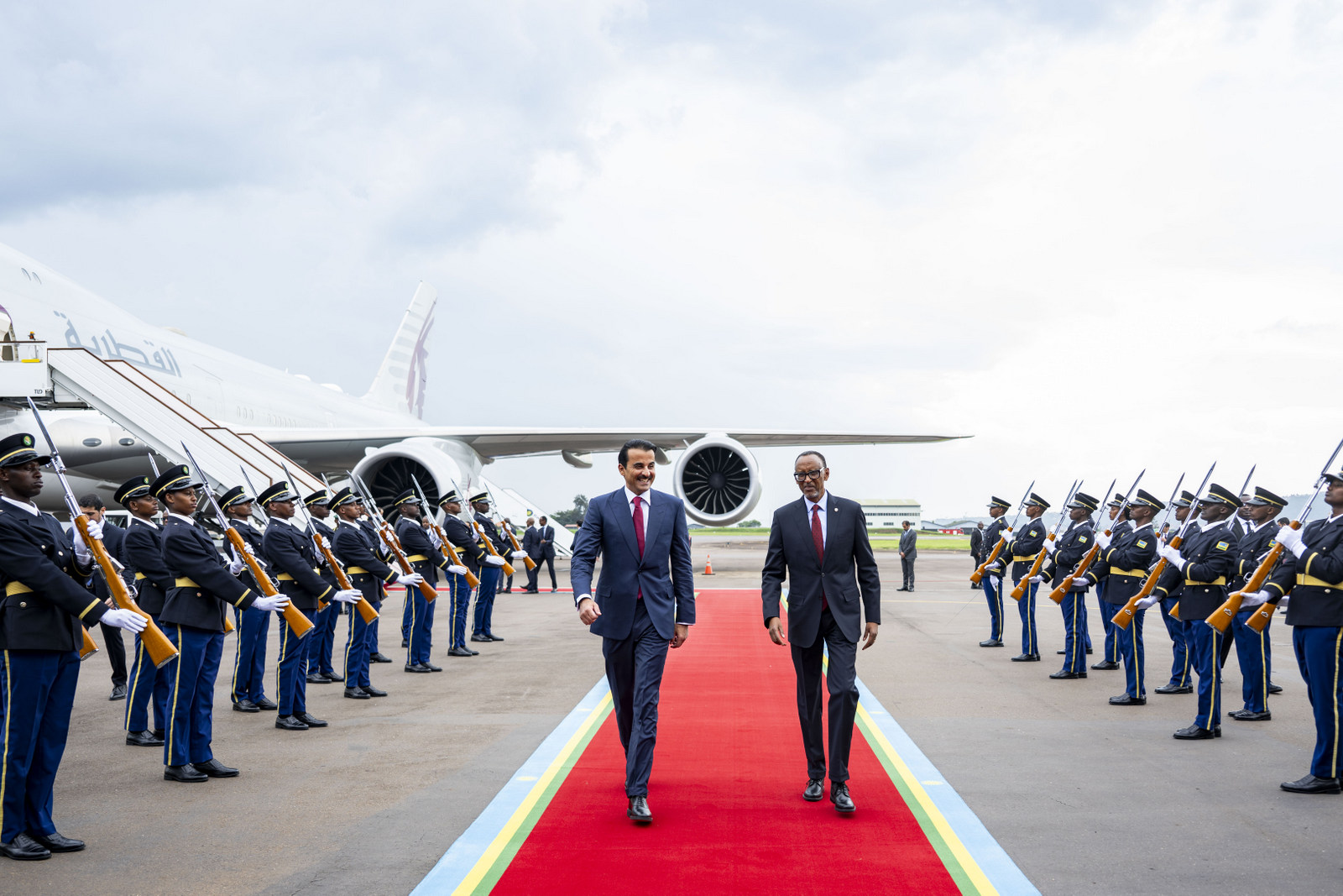 Ku kibuga Mpuzamahanga cy'Indege cya Kigali, Perezida Kagame ni we wakiriye Emir wa Qatar