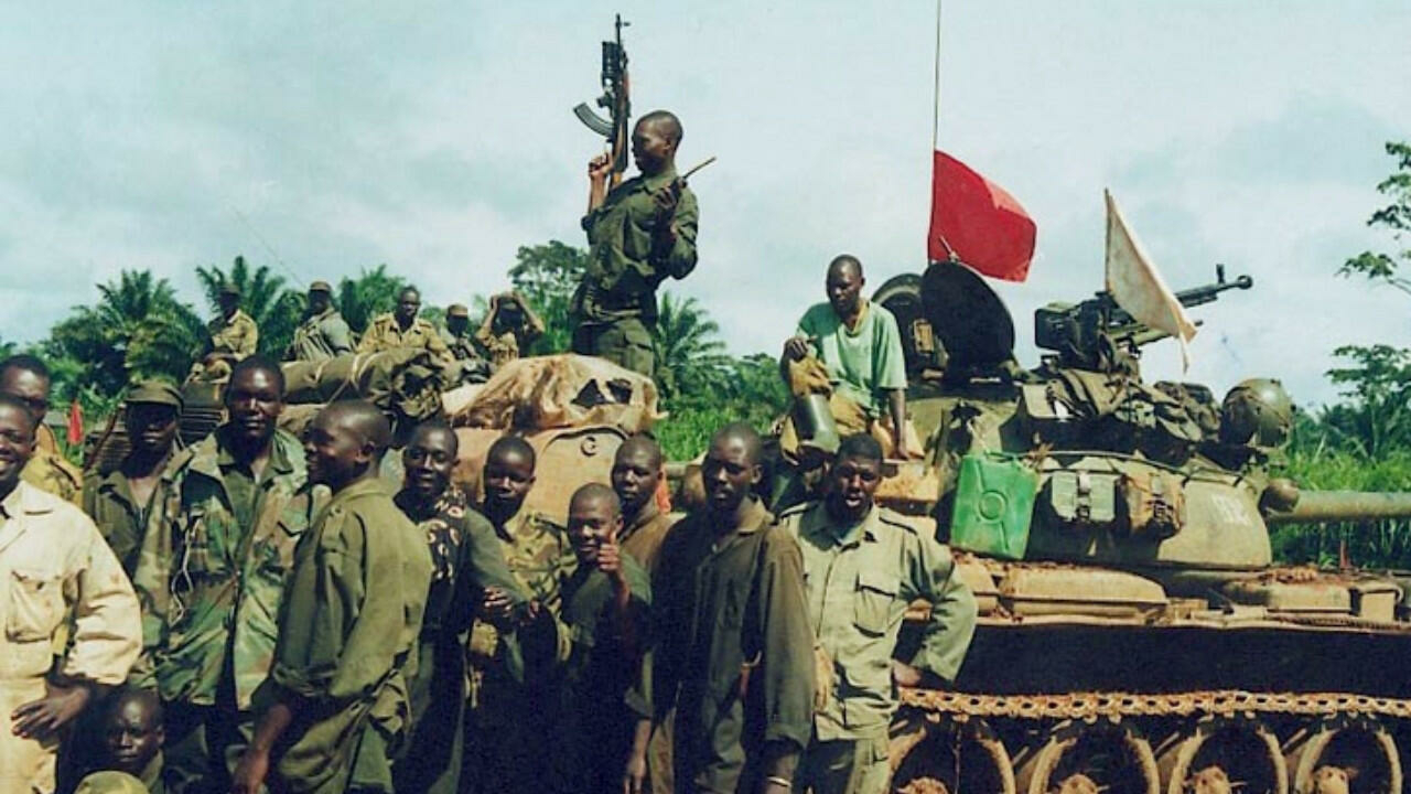 Abasirikare ba Uganda ubwo bari ku kibuga cy’indege cya Gbadolite mu Majyaruguru ya Repubulika Iharanira Demokarasi ya Congo mu 2002