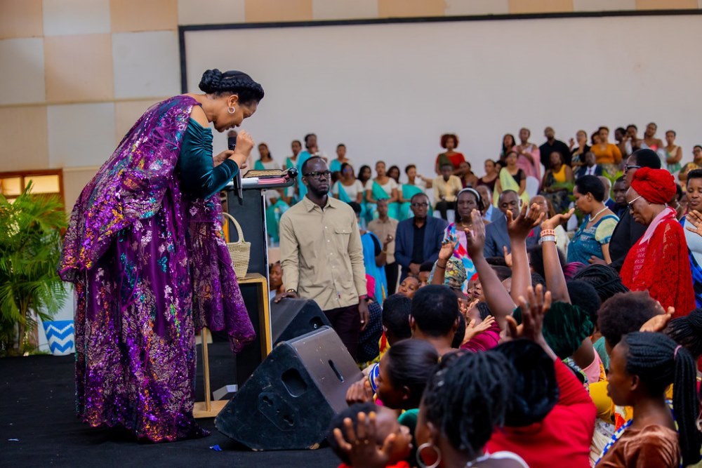 Apôtre Mignone Kabera  yafatanyije n'abakristo gusenga Imana no kuyishimira