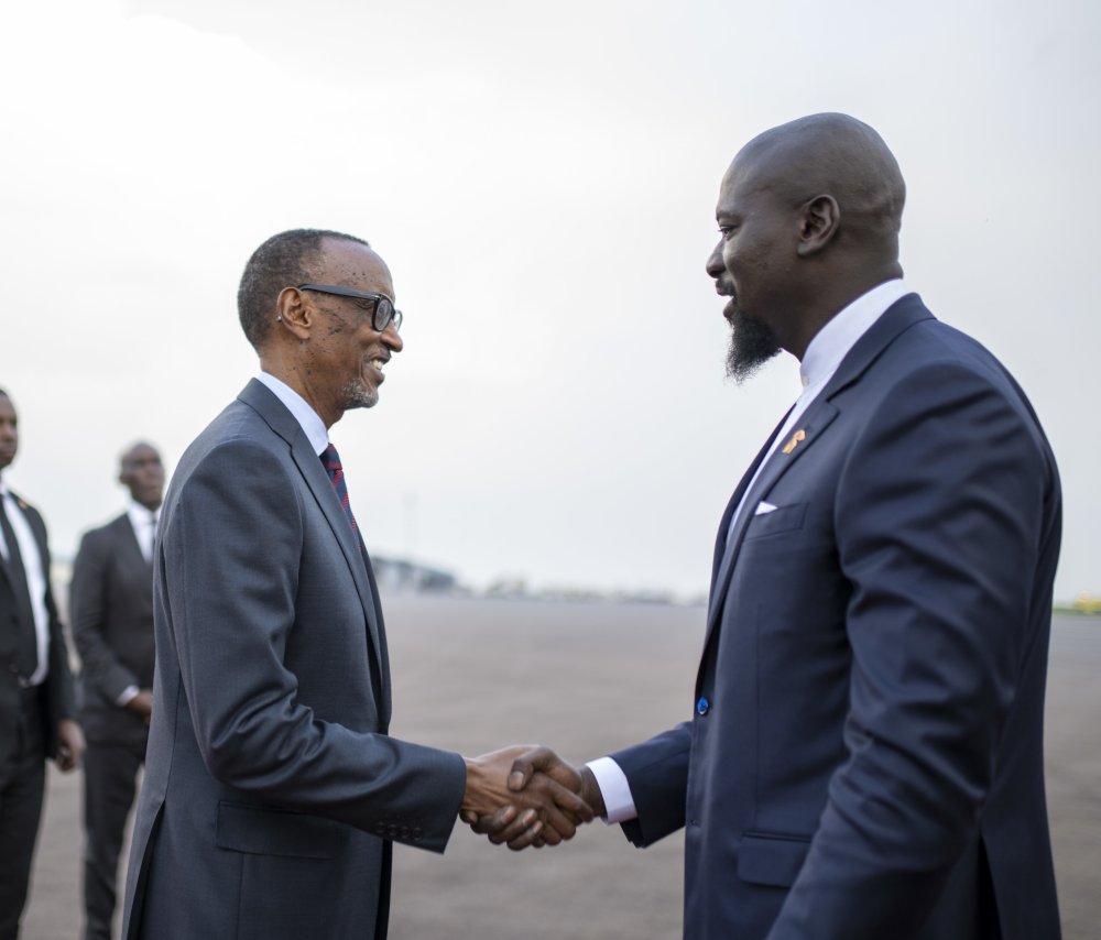 Gen Mamadi Doumbouya ubwo yakirwaga na Perezida Kagame mu Rwanda
