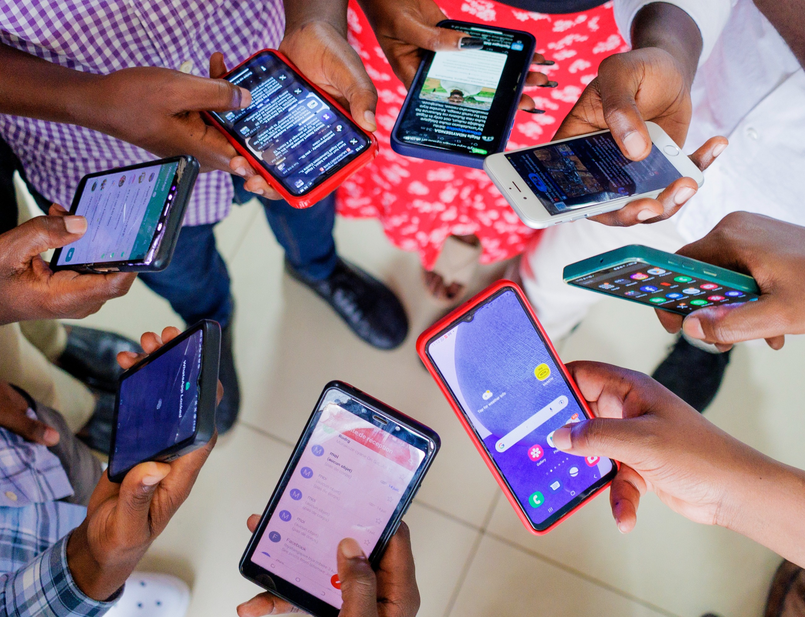 U Rwanda mu bihugu bya Afurika bigiye kugezwamo telefoni zigezweho zigura 40$