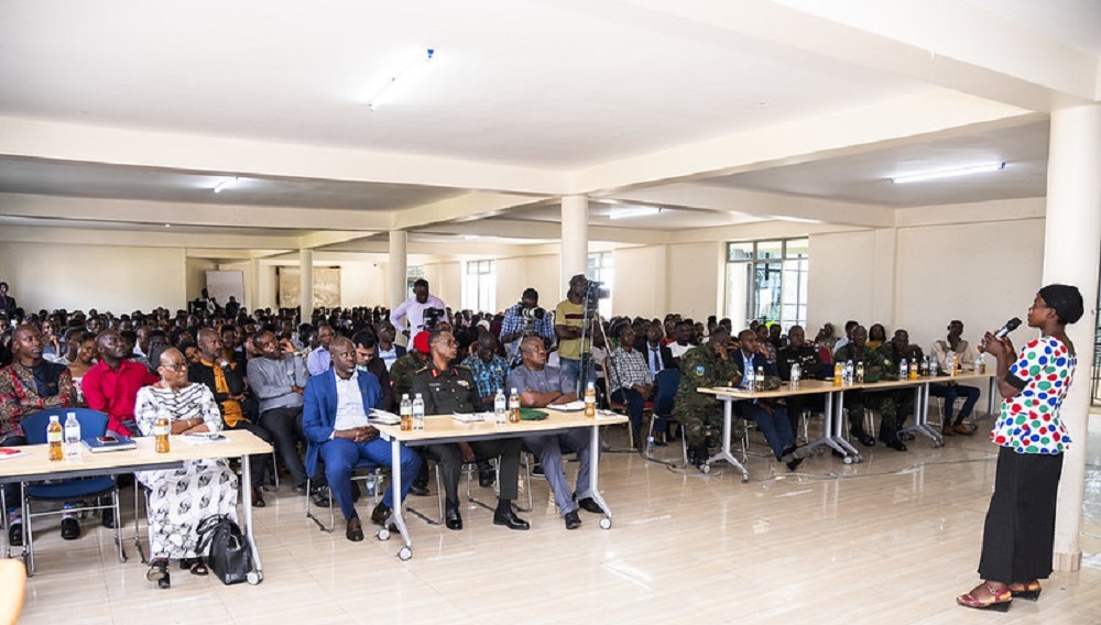 Bimwe mu biganiro bibera mu mashuri makuru na za kaminuza bihuza abakuru n’abato. Aha ni muri UTB- Rubavu