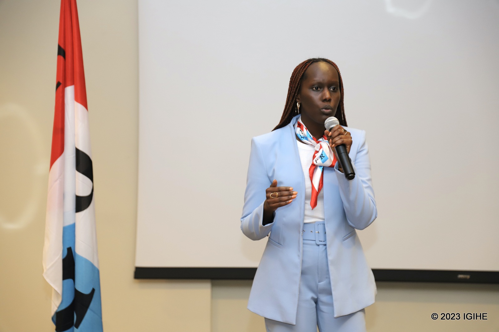 Umutoni Pascaline, umwe mu banyamuryango wa FPR-Inkotanyi uba muri Pologne, yashimiye kuba abagize umubare munini w’ababa muri iki gihugu ari urubyiruko. Yavuze ko ari umwanya mwiza wo gusigasira ibyagezweho ariko kandi ari n’igihe cyo kuzuza inshingano zabo mu guteza imbere igihugu.