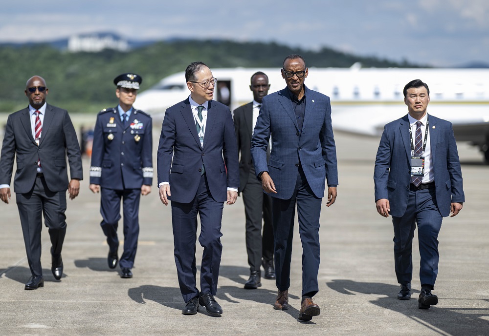 Itsinda ry'abayobozi bakiriye Perezida Kagame ryarimo abadipolomate n'abo mu rwego rw'umutekano