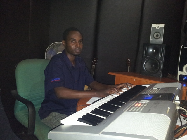 Producer Pajoe uri gukorana na Elion VIctory mu gutunganya indirimbo