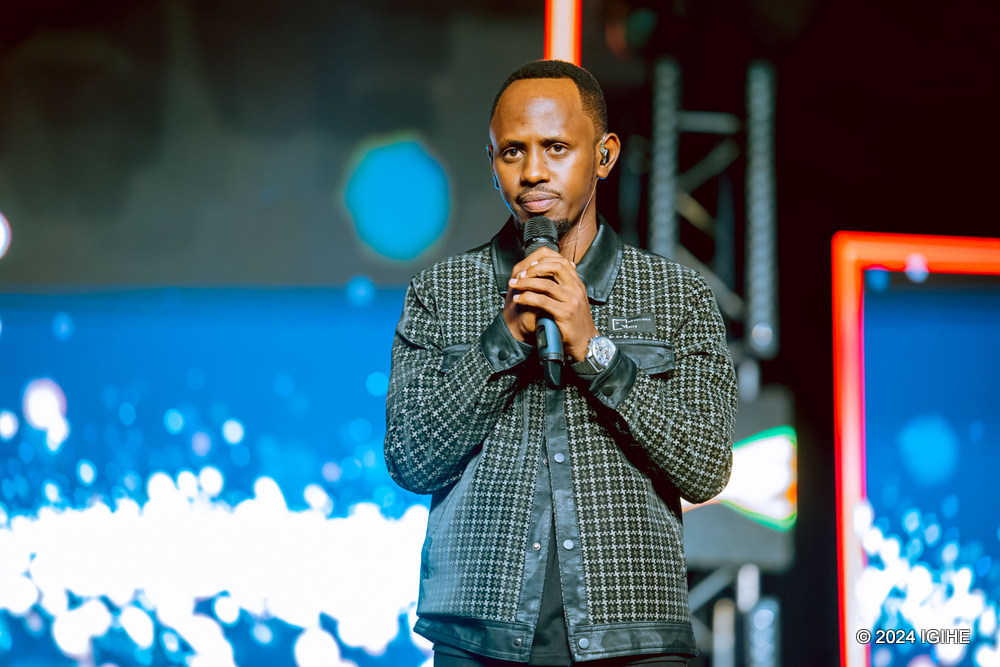 Prosper Nkomezi ku nshuro ya kabiri ni uku yaje ku rubyiniro yambaye