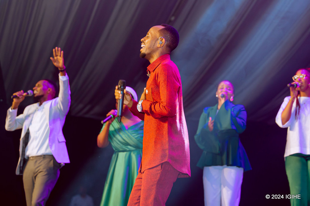 Prosper Nkomezi yaririmbye mu buryo bwa 'live'