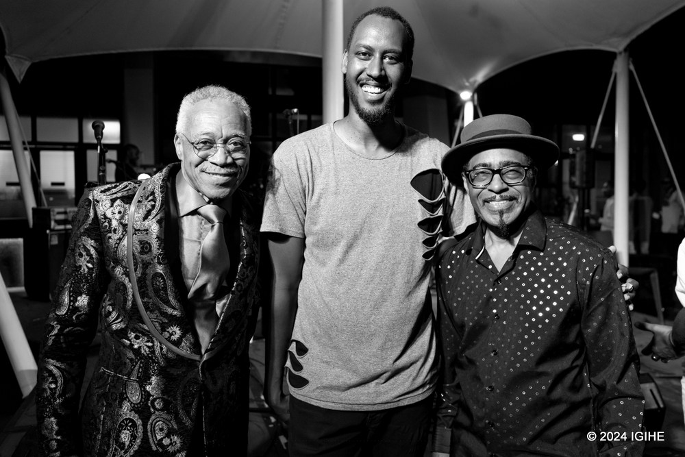 Raoul Rugamba wateguye iki gitaramo afatana ifoto na Vasti Jackson uri iburyo