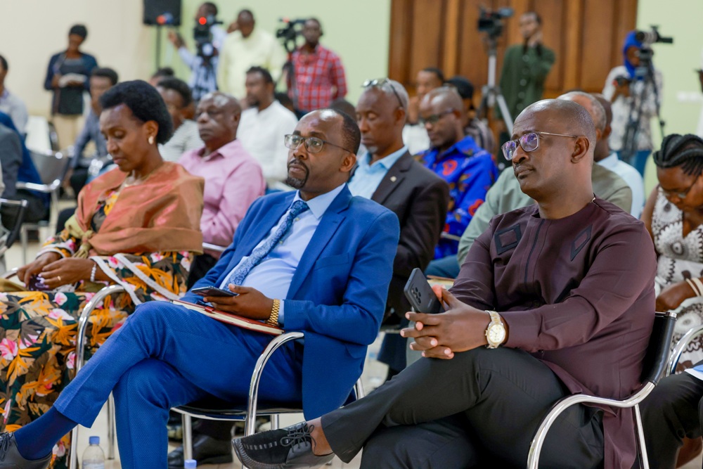 Aimable Twahirwa, Umuyobozi ushinzwe Iterambere ry'Umuco muri Minisiteri y'Urubyiruko n'Umuco (iburyo) n'Umuyobozi Wungirije w'Inteko y'Umuco, Jean Claude Uwiringiyimana (ibumoso) bari mu bitabiriye