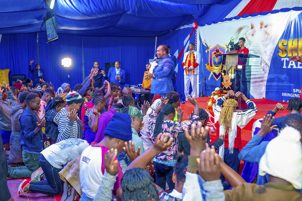 Bishop Rugagi yagize umwanya wo gusengera abitabiriye igiterane cye