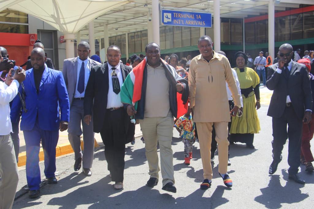 Bishop Rugagi yahawe idarapo rya Kenya ubwo yari ageze ku kibuga cy'indege
