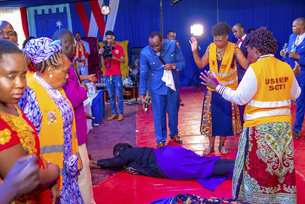 Hakize benshi mu bitabiriye igitaramo cya Bishop Rugagi barwaye