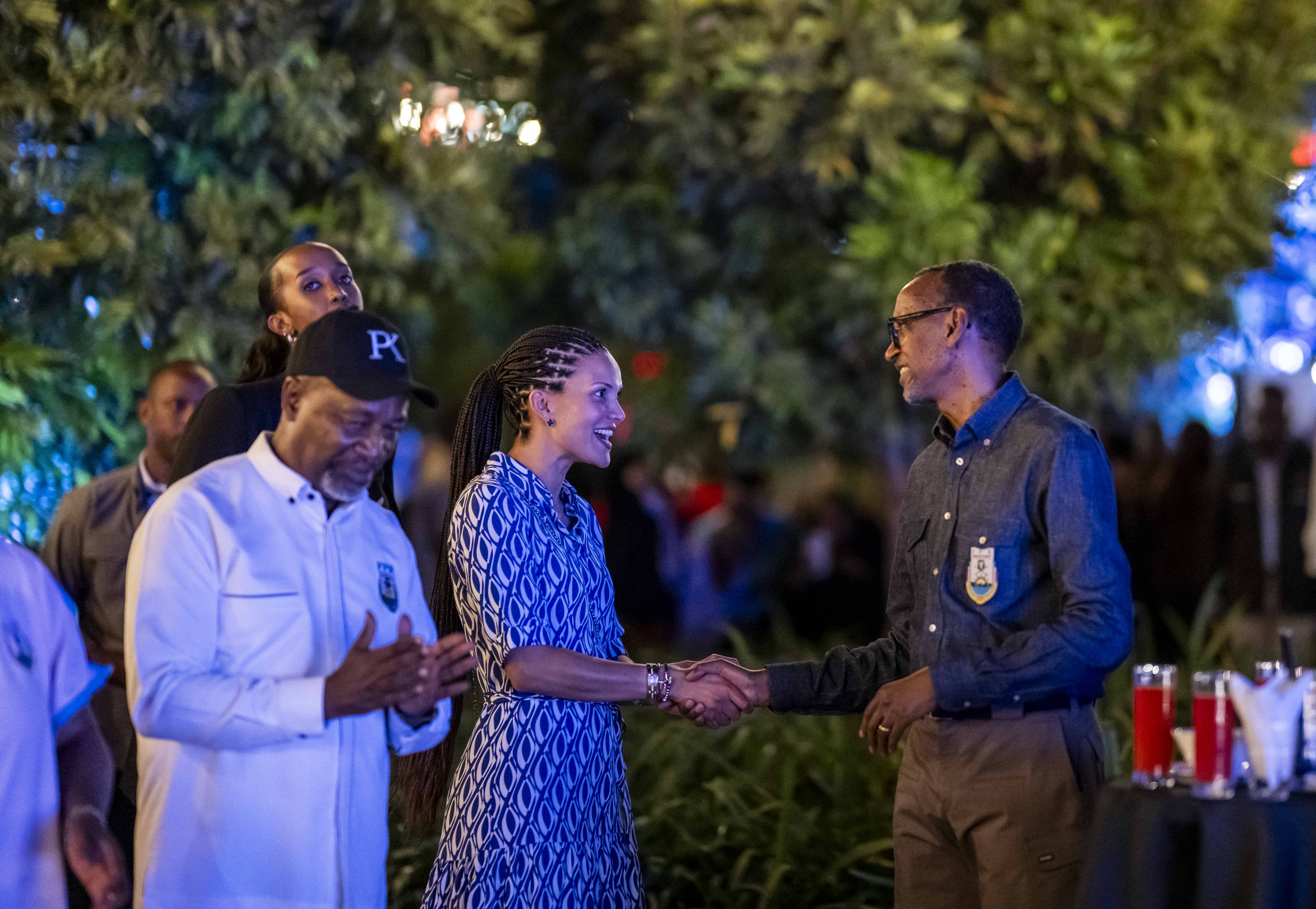 Perezida Kagame aramukanya n'umwe mu bitabiriye uyu mugoroba