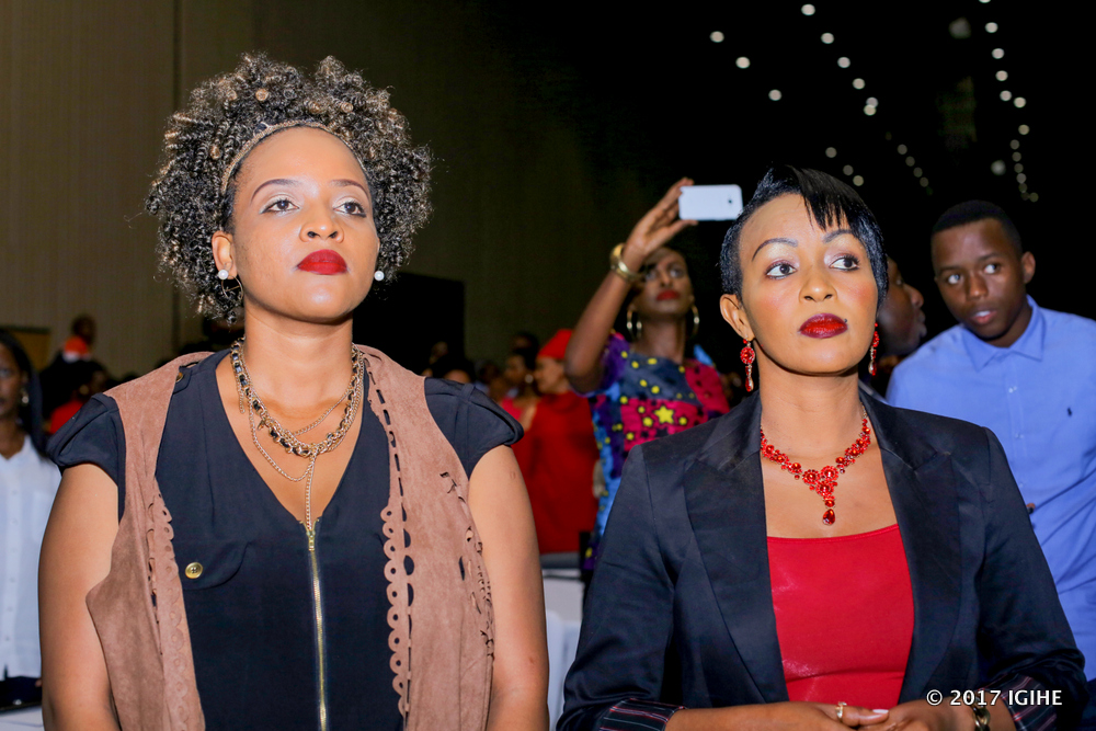 Aline Gahongayire na Umurerwa Evelyne mu gitaramo cya Patient