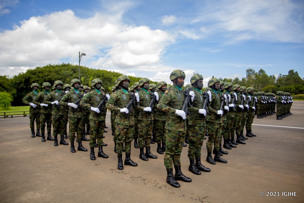 Perezida Kagame yabwiye aba basirikare ko urugendo batangiye ari inshingano iremereye ikwiriye guhabwa agaciro gakwiriye ku buryo RDF ikomeza kwiyubaka igakomeza no gutanga umusanzu aho bibaye ngombwa
