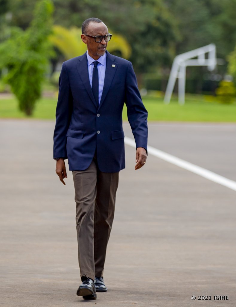 Perezida Kagame yinjije mu Ngabo z’u Rwanda abofisiye 721 bari bamaze igihe mu masomo ya gisirikare abaha ipeti rya Sous-Lieutenant