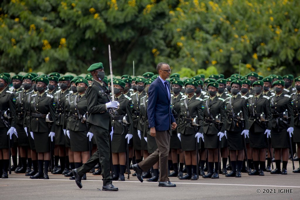 Perezida Kagame agenzura abofisiye bashya binjiye mu Ngabo z'u Rwanda