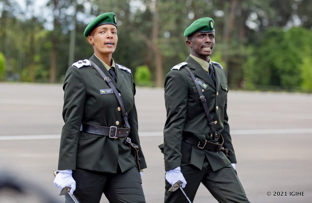 Abari bayoboye akarasisi ubwo bageraga imbere y'ahari hicaye Perezida kagame