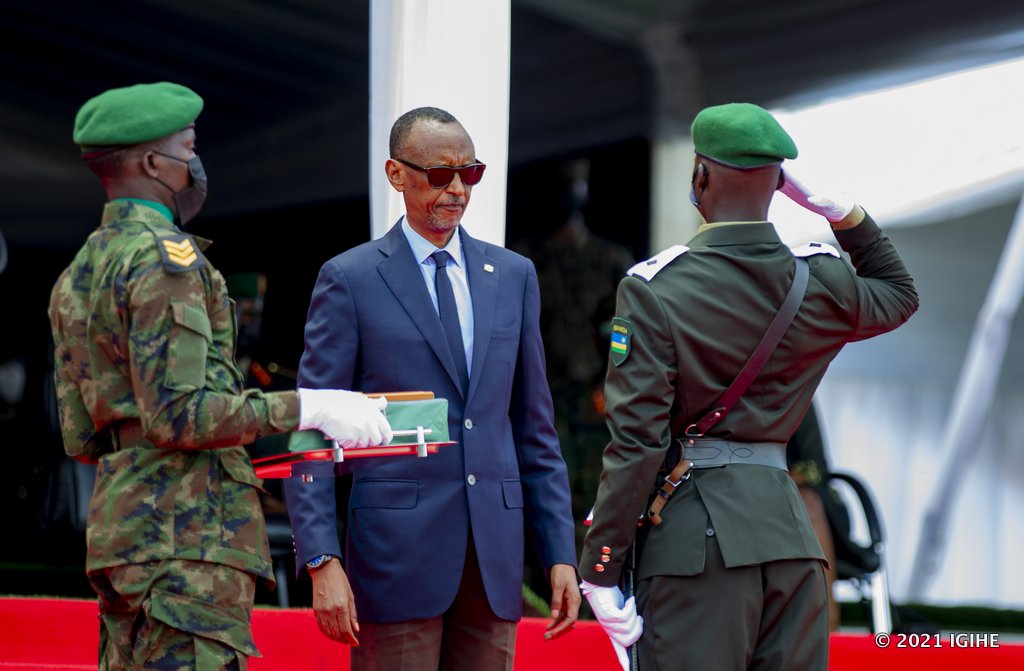Umwe mu basirikare bitwaye neza mu masomo aterera isaluti Perezida Kagame