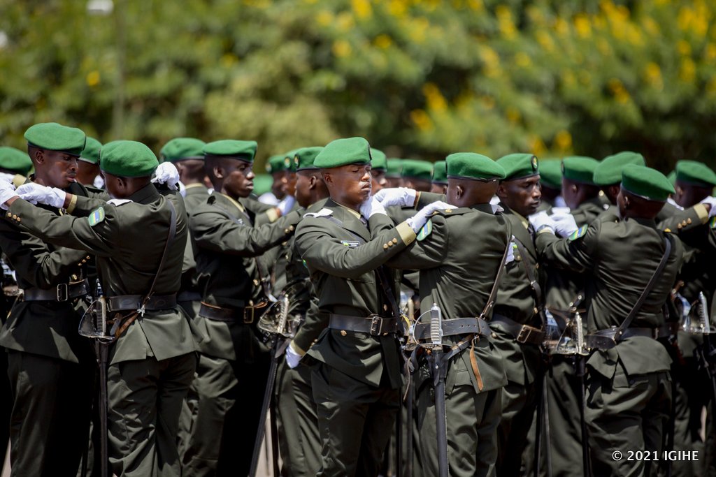 Aha abasirikare bambikanaga amapeti bahawe nyuma yo kurangiza amasomo yabo