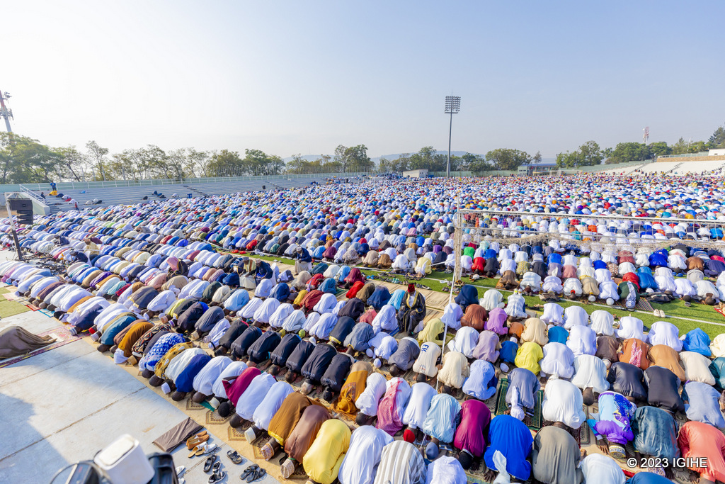 Eid Al Adha ni wo munsi mukuru uza ku mwanya wa kabiri mu yizihizwa mu Idini ya Islam nyuma ya Eid al-Fitr. Uyu munsi ubanzirizwa n’isengesho rikurikirwa n’igikorwa cyo kubaga amatungo atangwamo ibitambo hagamijwe gushyira mu bikorwa inkingi yo ‘gutamba’ imwe mu zigize ukwemera mu idini ya Islam