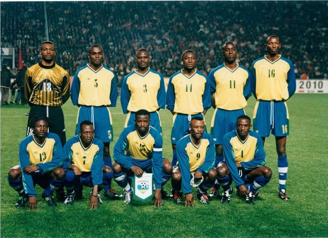 Sibo Abdul (wambaye nimero enye) ari mu bakinnyi baserukiye Amavubi muri CAN rukumbi u Rwanda rwitabiriye mu 2004