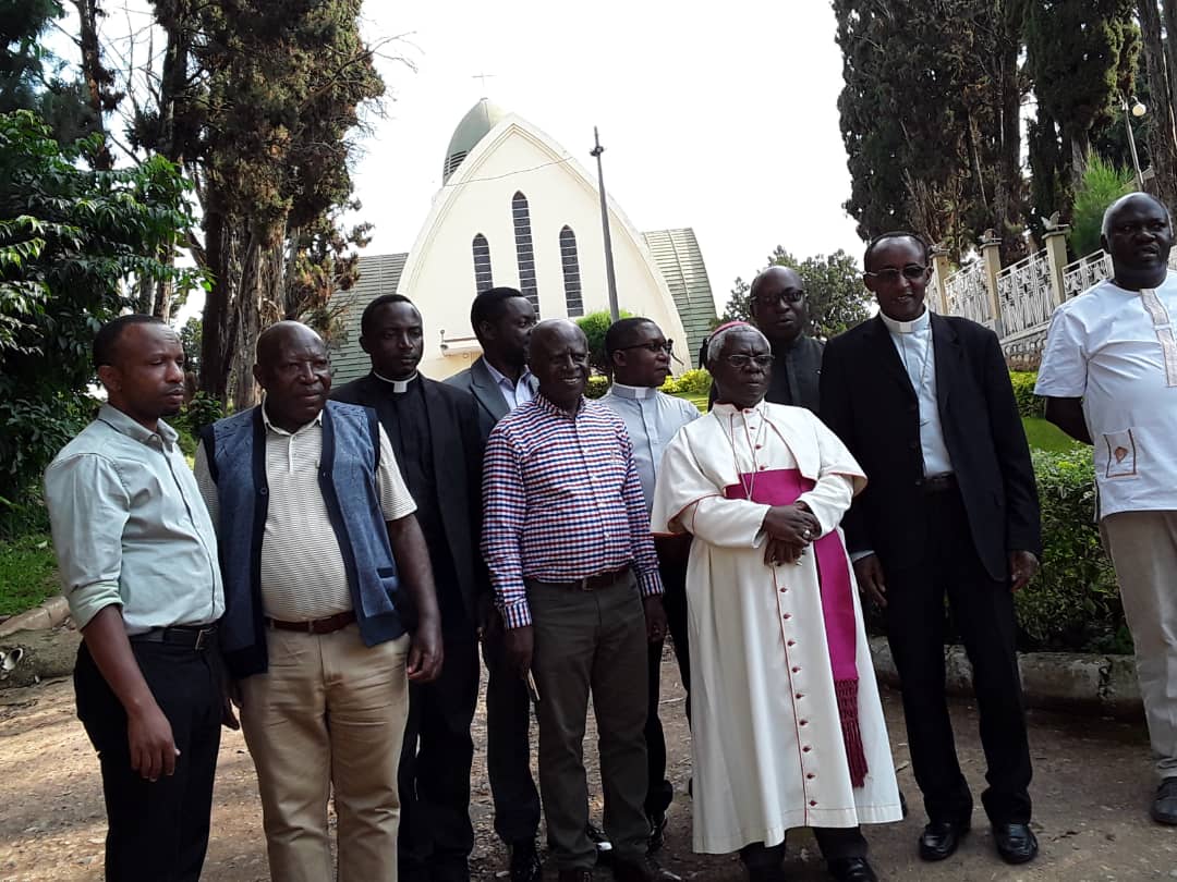 Musenyeri Sinayobye yaherekejwe n'abapadiri batanu bo muri Diyosezi Gatolika ya Cyangugu