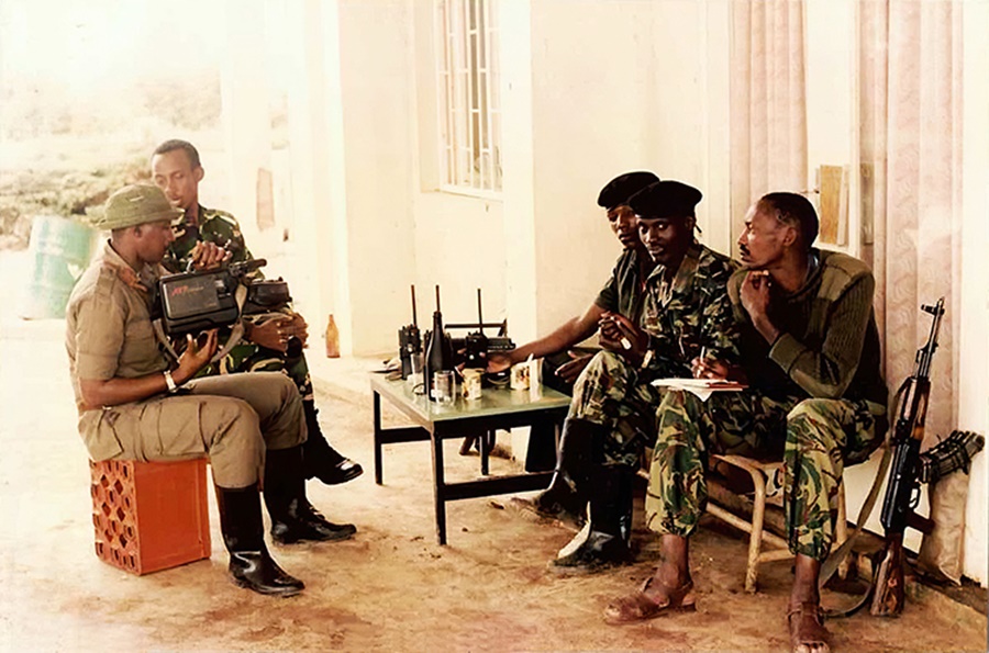 Bamwe mu basirikare ba RPA bakoraga kuri Radio Muhabura ubwo bari bicaye hanze bafata akaruhuko