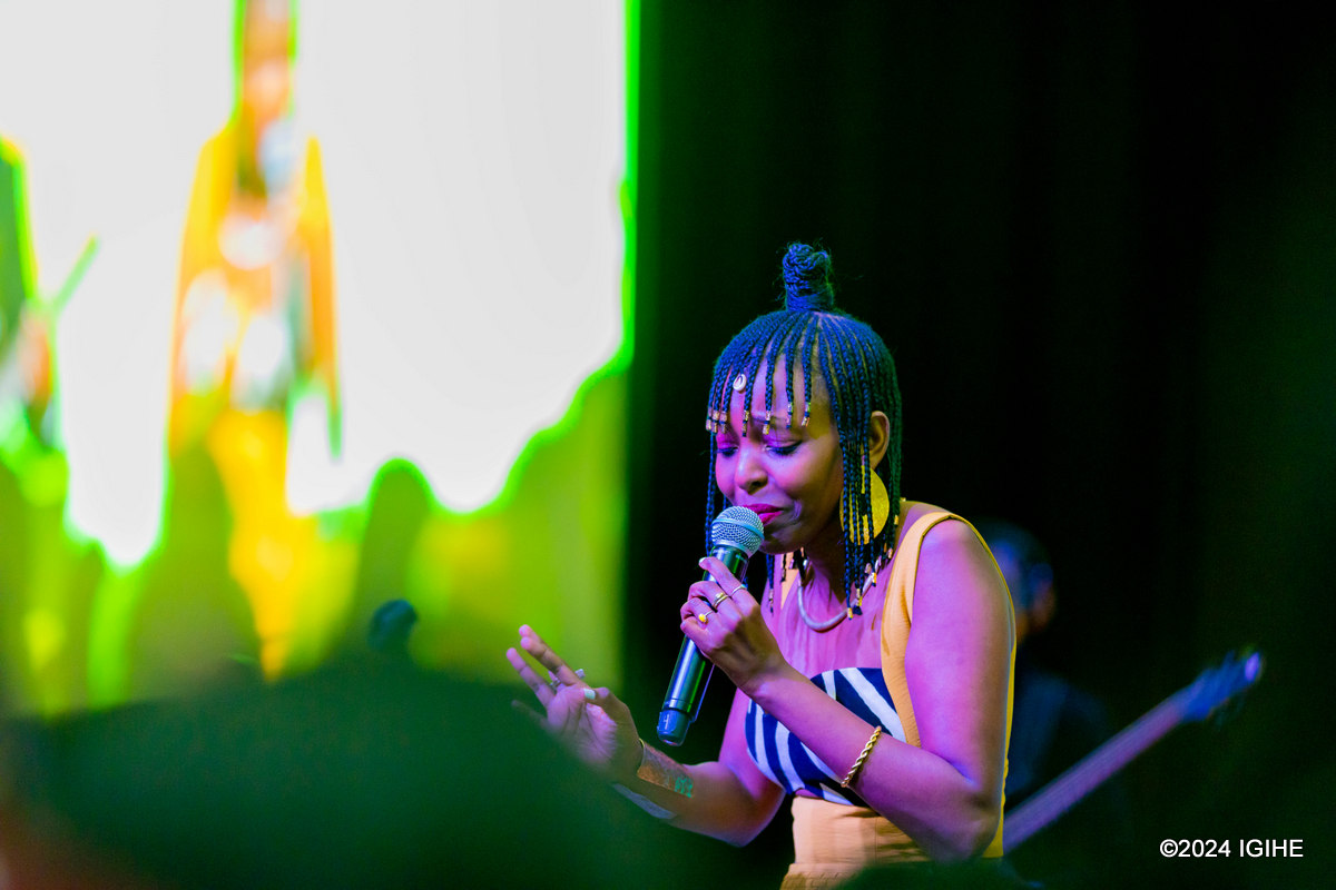 Teta Diana yaririmbye zimwe mu ndirimbo ze zikunzwe