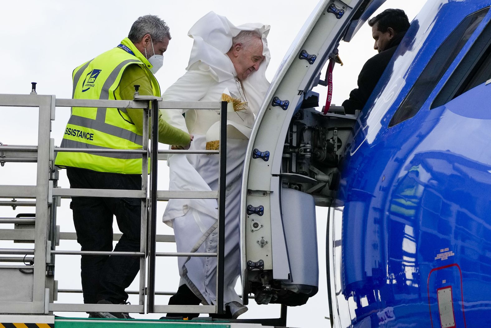 Ubwo Papa Francis yafataga indege yerekeza muri Malta muri Mata 2022