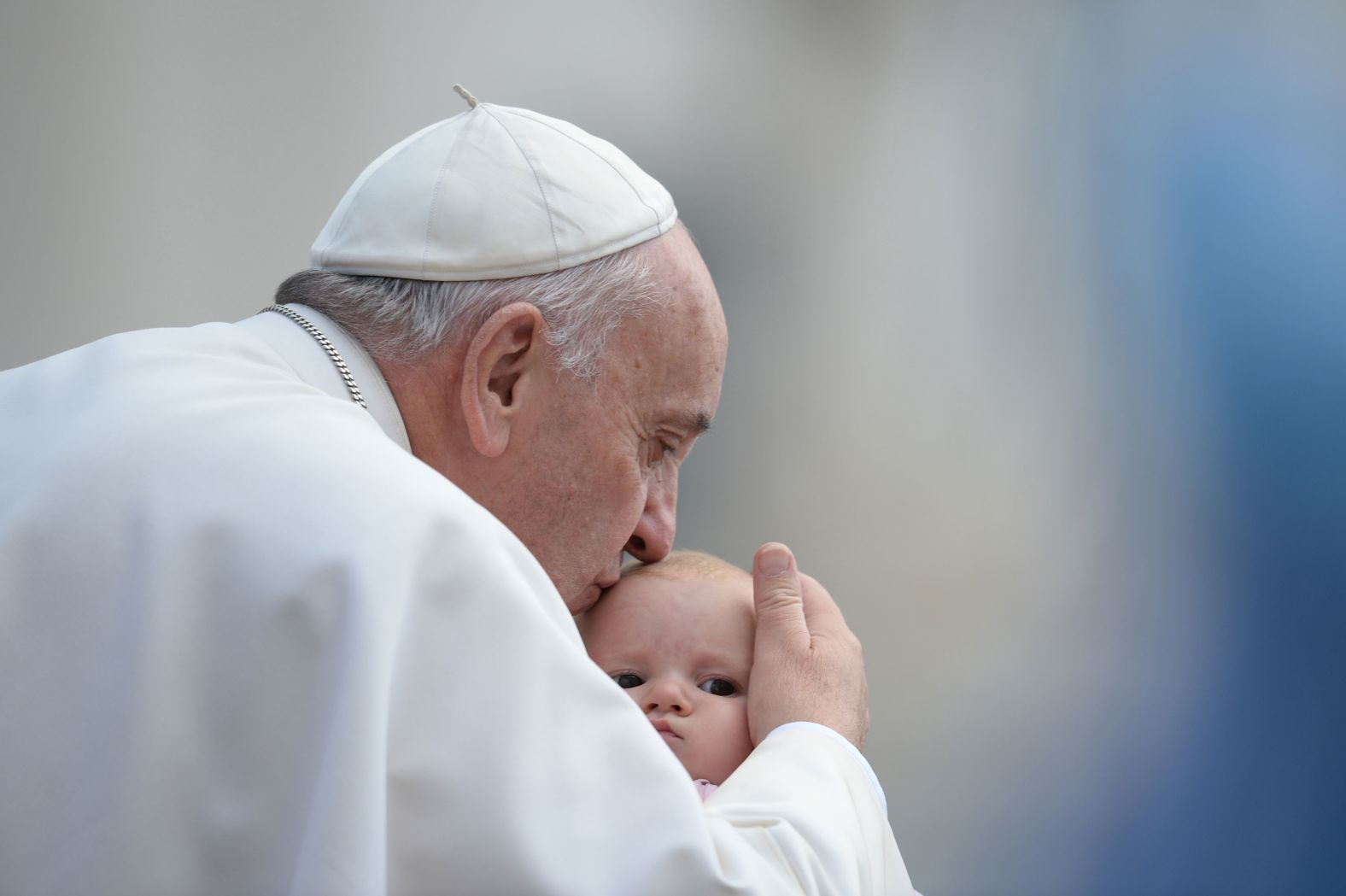 Papa Francis asoma umwana muto i Vatican mu Ukwakira 2015